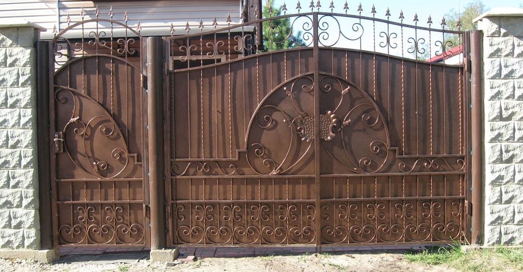 Ворота с калиткой кованые для частного дома под ключ К112М от компании .