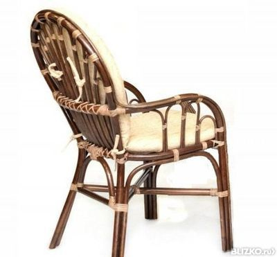 Плетеный стул с подлокотниками