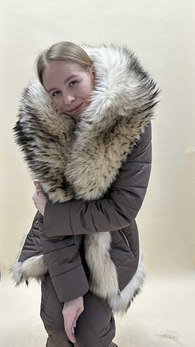 Темно-бежевый зимний комплект с мехом: куртка с мехом до низа и теплые стеганые штаны
