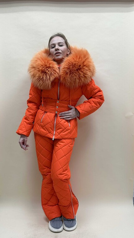 Яркий оранжевый зимний костюм для прогулок с большой меховой отделкой из финского енота