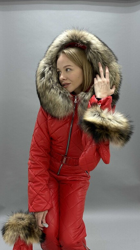 Красный зимний комбинезон в курточной ткани под кожу, меховая отделка вкруговую половинка шкуры енота - Дополнительно ши