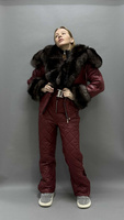 Бордовый зимний костюм до -35 градусов: полукомбинезон под горло и куртка-бомбер с меховыми манжетами и отделкой до груд