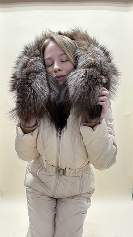 Кремовый зимний костюм до -35 градусов: куртка парка с мехом лисы и стеганые штаны - Дополнительно широкий пояс на кнопк